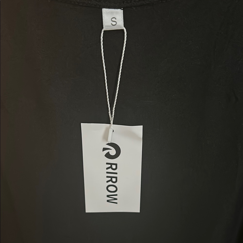 Keyhole V-Neck Tanktop - Picture 12 of 14